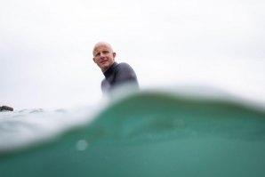 Tom Kay, fundador da Finisterre num protótipo dos seus fatos de surf reciclados. Foto: finisterre