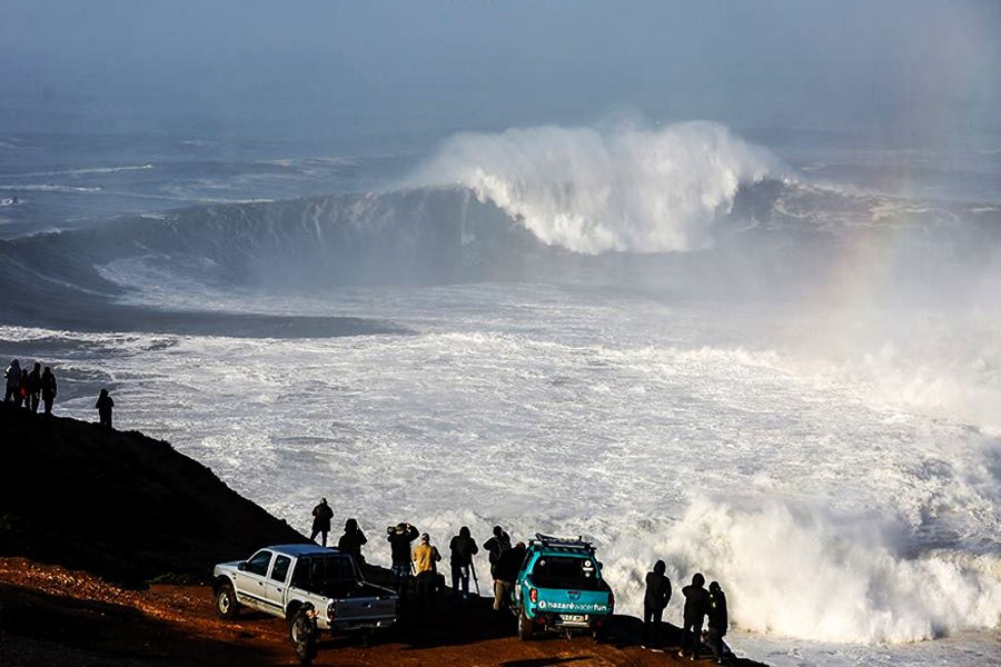 Ondas gigantes na quinta-feira pela Praia do Norte.