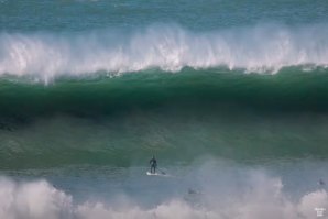 Surfistas locais aventuram-se em sessão de surf pesada nas Furnas