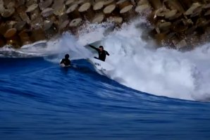 Surfista lendário Tom Curren e companhia surfam tubos perfeitos