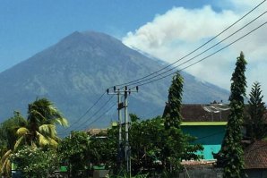 Viu-se fumo a sair da cratera do vulcão do Monte Agung, mas nada de cinzas vulcânicas.
