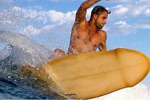 Paul Fisher a surfar com a polémica &quot;Dick Board&quot;.