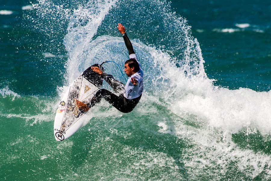 Vasco Ribeiro, campeão nacional de surf, a competir no Guincho.