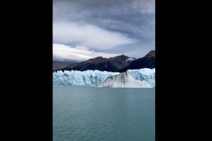 Turistas testemunham o momento impressionante em que um iceberg submerso emerge para a superfície
