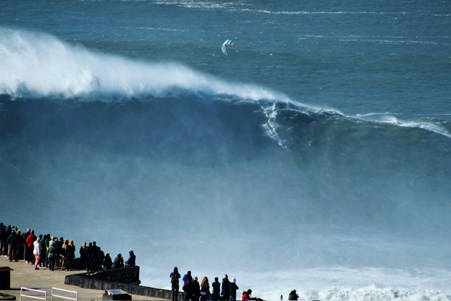Lucas Chumbinho, hoje, num vagalhão de meter respeito. Atrás, de kite surf, Nuno "Stru" Figueiredo.
