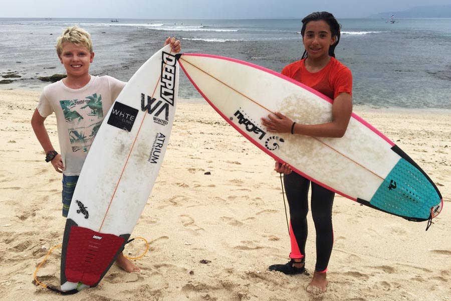 Encontro inesperado de dois "groms" portugueses no sul de Sumatra.