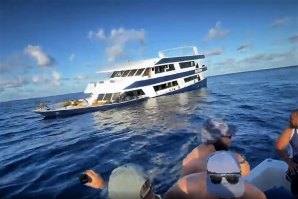 Barco com surfistas naufragou nas Maldivas