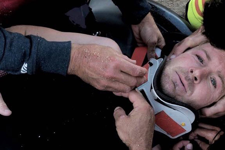 Momento de Andrew Cotton a ser estabilizado na praia.