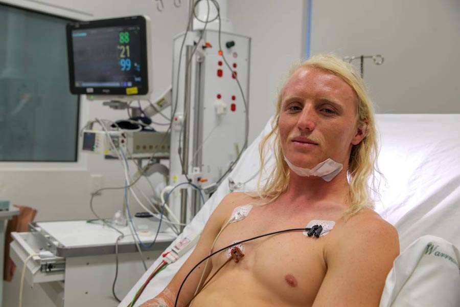 Russell Bierke longe de perigo, mas ainda no hospital.