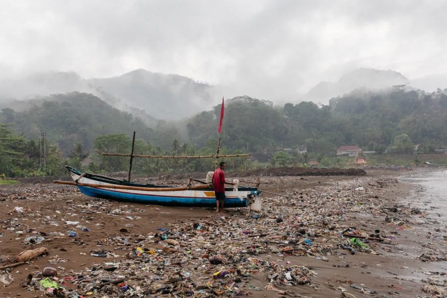 Indonésia, um destino para o surf e para o lixo, onde grande parte do plástico que consumimos vai parar