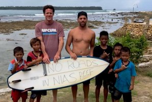 Surfistas ocidentais residentes em Nias - Felipe Guiss e Aaron James chamaram a atenção sobre esta situação
