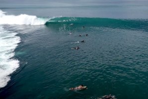 O surf de Owen Wright na onda de Macaronis em plena estação das chuvas