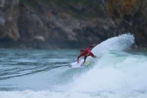 Marlon LIpke a espancar de backside as ondas do norte de Espanha.