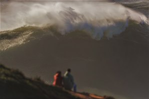 VENTO FORTE NÃO AFASTA OS BIG RIDERS DAS ONDAS DA PRAIA NORTE DA NAZARÉ