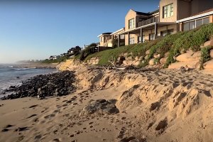 A erosão Costeira e as casas em cima da Praia.