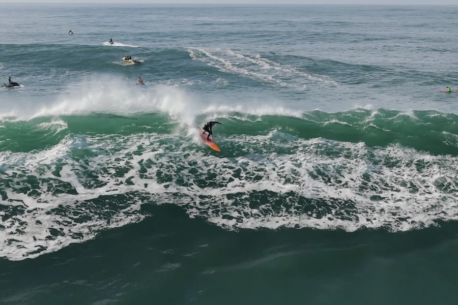 Tony Laureano Surfa e Descreve o Primeiro Swell Da Temporada na Nazaré