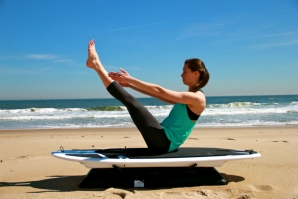 A instrutora Alison Siderko exemplifica um exercício