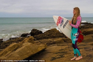 ABANDONOU UMA CARREIRA DE TOPO PARA SE DEDICAR AO SURF E JÁ É UMA DAS MELHORES NO REINO UNIDO