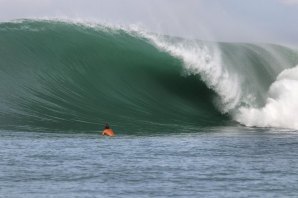 *Uma onda fotogénica e única. / Justin Bu&#039;ulolo