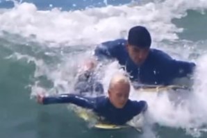 Gabriel Medina ajuda jovem a apanhar uma onda no meio do crowd em Trestles