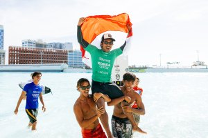 O Indonésio local de Bali Ketut Agus
