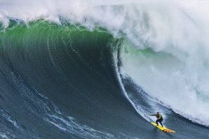 Garrett McNamara a dropar uma bomba na Praia do Norte.