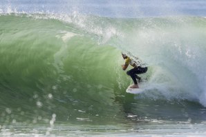 John John Florence parece em sintonia com os cilindros de Supertubos. 