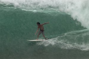 Chuvas fortes não impedem que John John Florence, Carissa Moore e Cia surfem Pipeline e Backdoor perfeitos