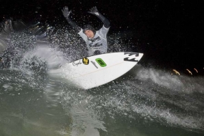 Josh Enslin surfou mais de 400 ondas durante mais de 30 horas. Wow!