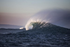 A prova do oeste australiano aguarda ondas assim.
