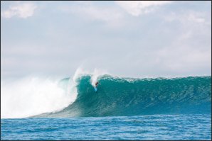 Nic Von Rupp desce uma massa de água em Uluwatu - Bali