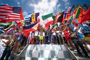 Surfistas de 55 nações uniram-se na Cerimónia de Abertura dos World Surfing Games 2019. Foto: ISA / Sean Evans
