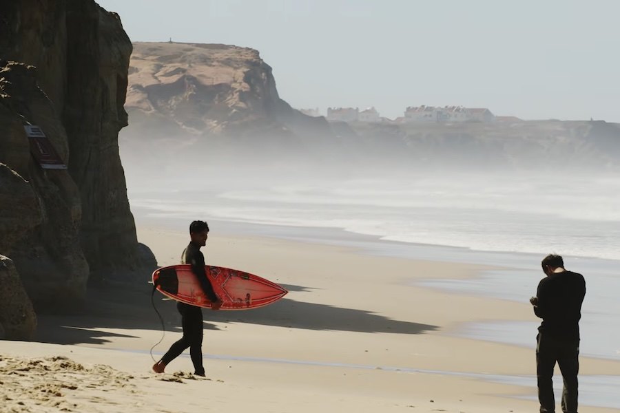 Gabriel Medina já está em Portugal e começou a aquecer os motores para Peniche