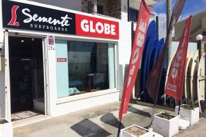 Loja Semente/Globe de portas abertas na Ericeira
