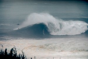 UMA FOTO QUE ESPELHA A DIMENSÃO HUMANA NO SURF DE ONDAS GIGANTES