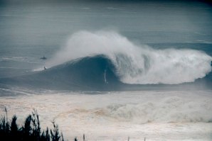 UMA FOTO QUE ESPELHA A DIMENSÃO HUMANA NO SURF DE ONDAS GIGANTES