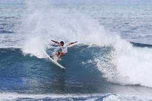 Vasco Ribeiro é o primeiro português a entrar na água em Sunset Beach.