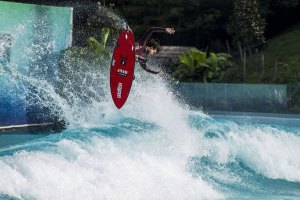 Kelly Slater, Shane Dorian e Bobby Martinez, entre outros, testam as ondas do Wavegarden Lab