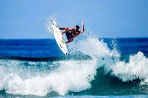 FREDERICO MORAIS NUMA PEQUENA E DIVERTIDA SESSÃO DE SURF NA AUSTRÁLIA