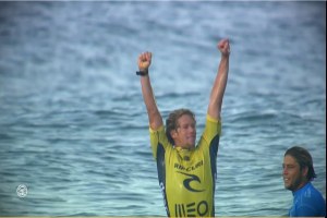 John John celebra o triunfo perante a aprovação de Conner Coffin