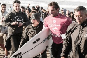 Frederico Morais em segundo lugar no heat de estreia em Peniche.