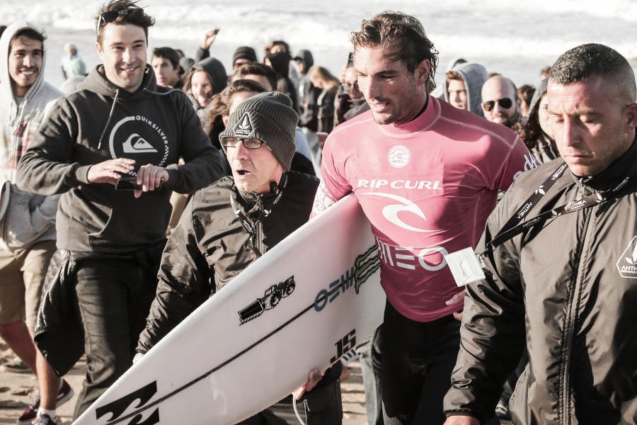Frederico Morais em segundo lugar no heat de estreia em Peniche.