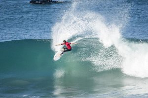 O "carve" de marca registada de Frederico Morais em J-Bay.