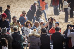 Supertubos encheu de público para ver os pros em free surf esta sexta feira