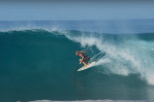 Torren Martyn e Drew McPherson num remoto beach break tropical