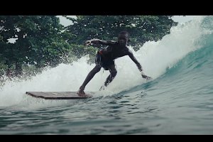 Na Libéria contam-se histórias de um surf que muda vidas