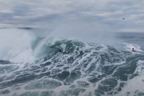 Kai Lenny, Lucas Chumbo e Andrew Cotton treinam na Nazaré para o Campeonato do Mundo de Tow In