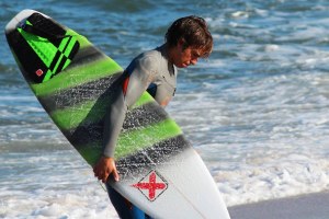 XTREME SURFBOARDS E TOMÁS ABREU TESTAM MODELO DE PRANCHA EM ESPINHO