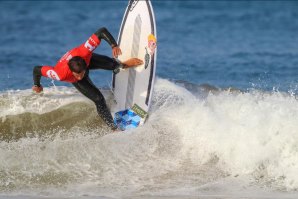 Vasco Ribeiro a apontar aos céus no Caparica Pro. Click Laurent Masurel