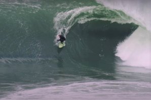 Três perspectivas diferentes de um swell pesado em Deadman&#039;s, a onda de Sydney que faz justiça ao seu nome